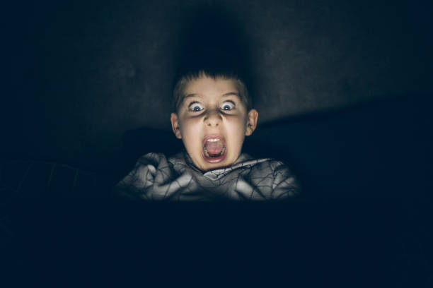 Scared boy. Испуганный мальчик. Испуганный мальчик в ванной. Маленький мальчик испуганный прижимает мишку в темноте.