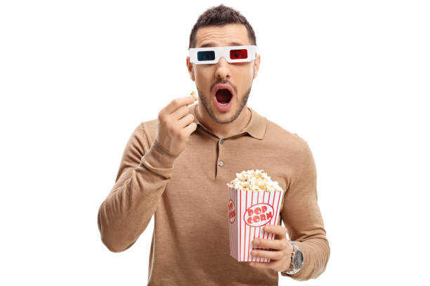 peur des gars avec une paire de lunettes 3d et pop corn - 3d man photos et images de collection