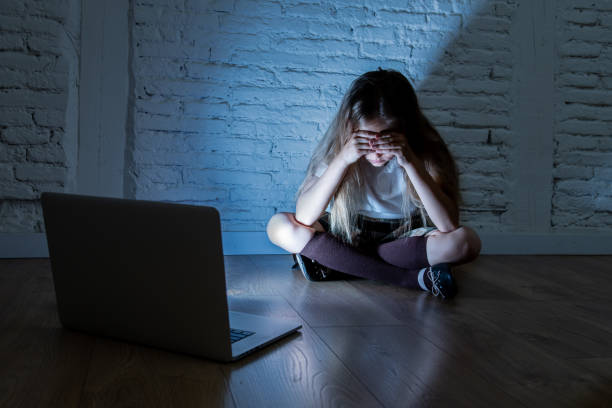 rädd ledsen flicka mobbad på linje med laptop lidande cybermobbning och trakasserier känsla desperat och skrämmas. barn offer för mobbning stalker sociala medier nätverk - djur som jagar bildbanksfoton och bilder