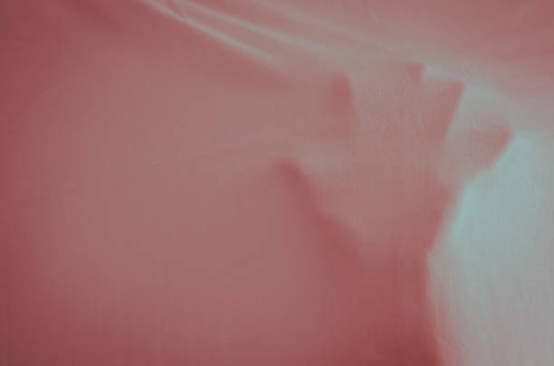 skrämmande spöke hand bakom röda duken ark bakgrund. - händer tyg bildbanksfoton och bilder