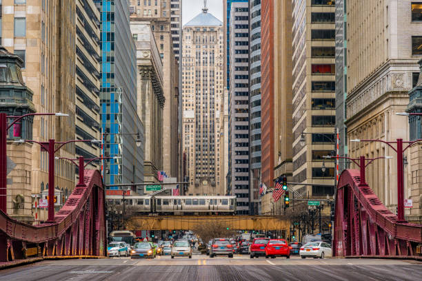 scène van chicago street bridge met verkeer tussen moderne gebouwen van het centrum van chicago op michigan avenue in chicago, illinois, verenigde staten, business en modern transportation concept - train travel stockfoto's en -beelden