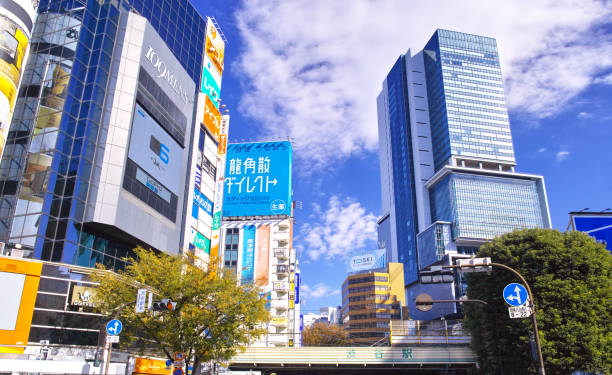 渋谷駅西口のスクランブル交差点からの風景 - 渋谷 ストックフォトと画像
