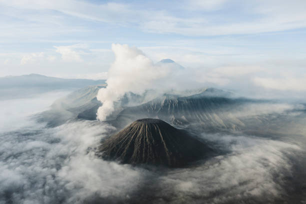 vista aerea panoramica del vulcano bromo in eruzione - semeru foto e immagini stock