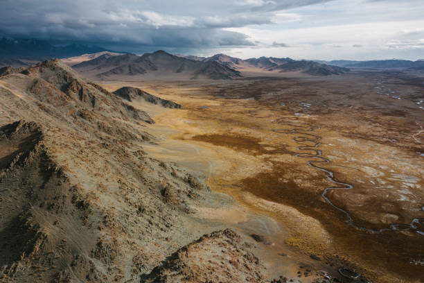 vista aerea panoramica delle montagne nel deserto del gobi - gobi desert foto e immagini stock
