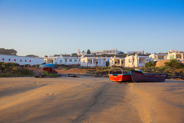 mattinata panoramica sulla spiaggia di paternoster in sudafrica - paternoster foto e immagini stock