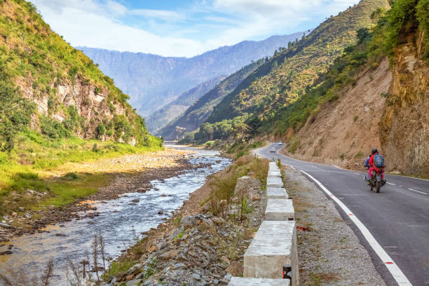 malerische bergstraße in der himalaya-region munshiyari uttarakhand indien - motorrad fluss stock-fotos und bilder