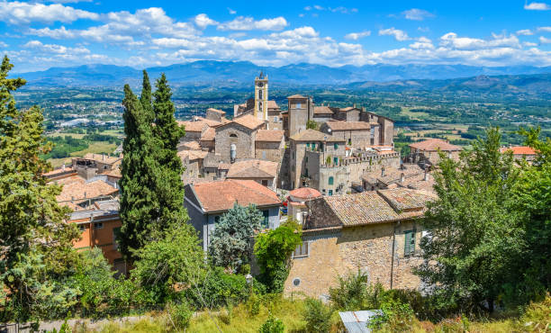vista panoramica a falvaterra, bellissimo villaggio in provincia di frosinone, lazio, italia centrale. - frosinone foto e immagini stock