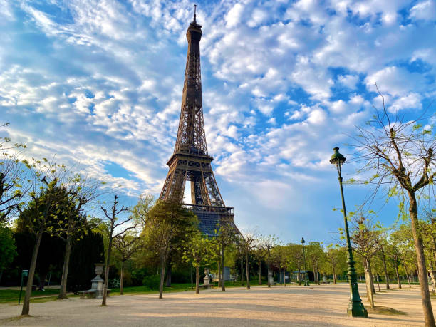 vista panorámica de la torre eiffel con cielo azul brillante en parís, francia - paris fotografías e imágenes de stock