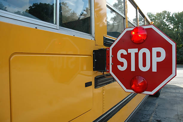 autobús de colegio señal de pare (stop) - stop fotografías e imágenes de stock