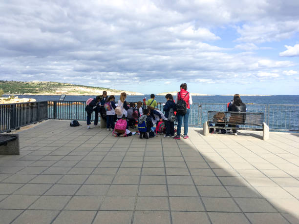 schoolkinderen hebben een open les in st paul's bay, malta - havenmeester stockfoto's en -beelden