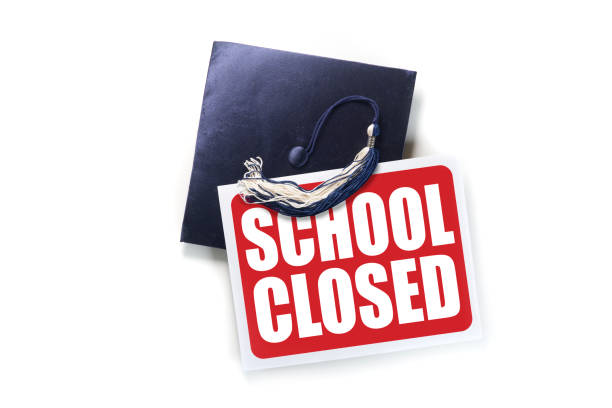 школа закрыта знак на выпускной минометной доске из-за covid пандемии - oxford high school стоковые фото и изображения