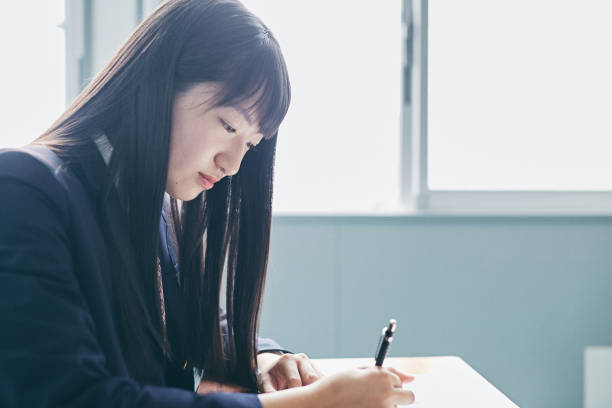 日本での学校生活 - 勉強　日本人 ストックフォトと画像