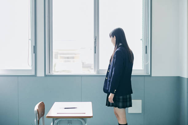 日本での学校生活 - 制服 ストックフォトと画像
