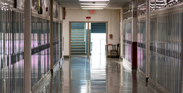 Schools closed empty hallway A high schools empty hallway because school is closed due to the caronavirus in March 2020. school building stock pictures, royalty-free photos & images