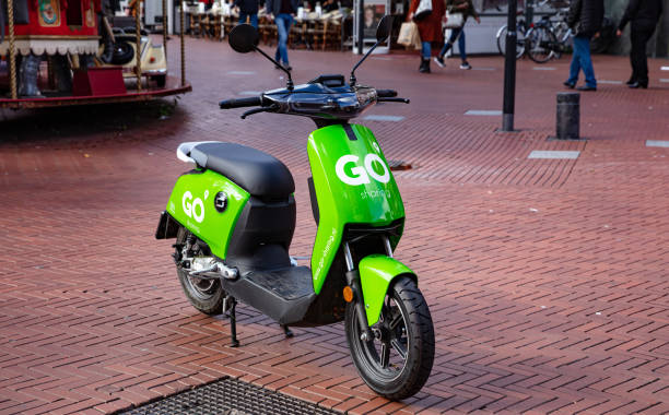 moto d'epoca in scooter parcheggiata nel centro di eindhoven, paesi bassi - electric scooter foto e immagini stock