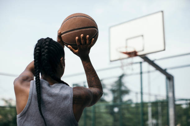 scoren en schieten praktijk - basketball player back stockfoto's en -beelden