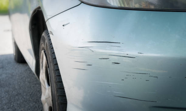gekraste auto met diepe schade aan de verf - bumper stockfoto's en -beelden