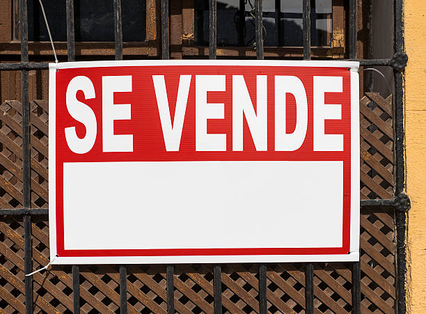 Se Vende Spanish real estate for sale sign Se Vende Spanish real estate for sale sign with blank copy space. parque museo la venta stock pictures, royalty-free photos & images