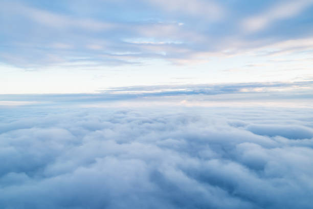 mar de nubes sobre la estratosfera - clouds fotografías e imágenes de stock