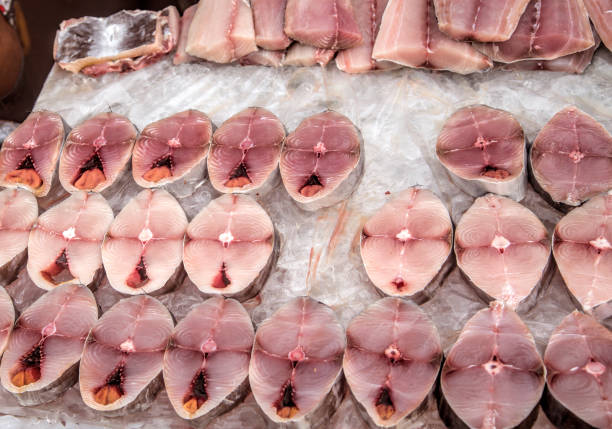 frutti di mare in vendita, fette di pesce nel ghiaccio al mercato del pesce. thailandia, asia. - tonnetto foto e immagini stock