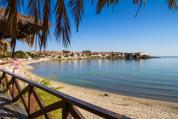 landschaft am meer - blick vom café zum feinsandigen strand mit sonnenschirme und liegestühle - bulgarien stock-fotos und bilder