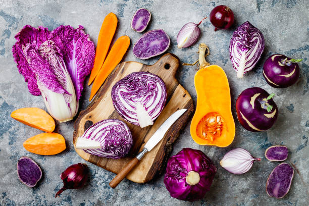 회색 돌 배경 위에 계절 겨울가을 야채. 식물성 채식 또는 채식주의자 요리 개념을 기반으로 합니다. 깨끗 한 먹는 음식, 알칼리 성 다이어트 - 브라시카 라파 뉴스 사진 이미지