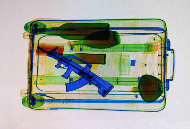 проверка безопасности сканирующего оборудования багажа - gun violence стоковые фото и изображения