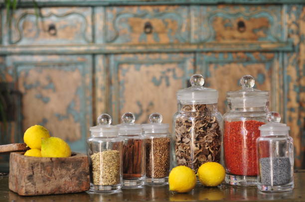 seeds in jars and lemon - coriander seed tea 個照片及圖片檔