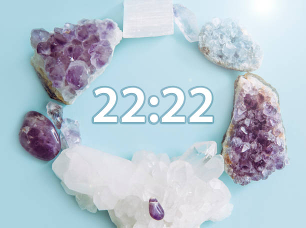 seeing similar numbers 22:22 on clock. seeing same similar numbers is called angel numbers. angels sending cryptic messages and communicating concept. - numerologia imagens e fotografias de stock