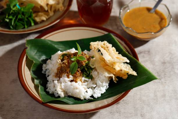 sego pecel tumpang, sarapan tradisional dengan nasi topping dengan tempe dan sayur rebus, disajikan dengan kerupuk peyek populer di kediri, jawa timur, indonesia. - sego sambel potret stok, foto, & gambar bebas royalti