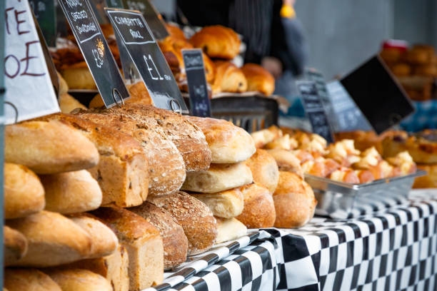 селективный фокус, свежий закваска хлеб на дисплее - палатка на городском рынке стоковые фото и изображения
