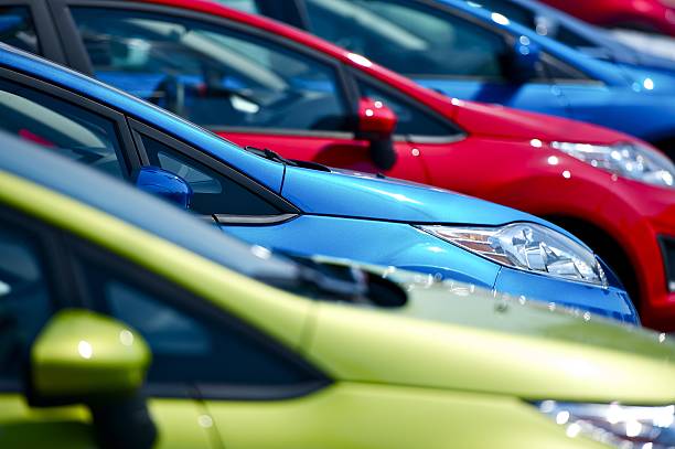 selective focus of cars at european dealership - auto kopen stockfoto's en -beelden