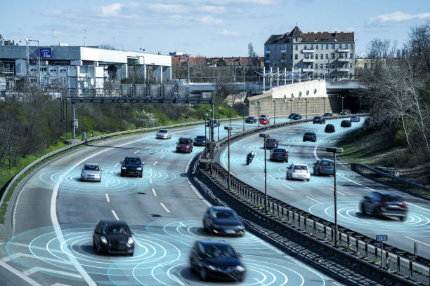 selbstfahrende autonome autos auf der autobahn - sustainable future road stock-fotos und bilder