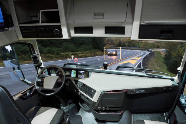 yo conduciendo el camión con la cabeza de la pantalla en una carretera. - tecnología autónoma fotografías e imágenes de stock