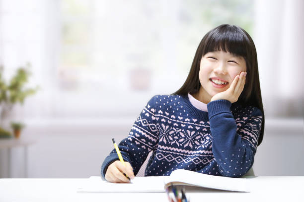 Self-directed learning in a school where studying is fun Self-directed learning in a school where studying is fun child korea little girls korean ethnicity stock pictures, royalty-free photos & images