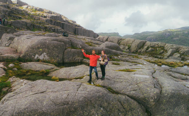 selfie van gedreun van vrouw en man in bergen - man,standing, elevated view,remote control stockfoto's en -beelden
