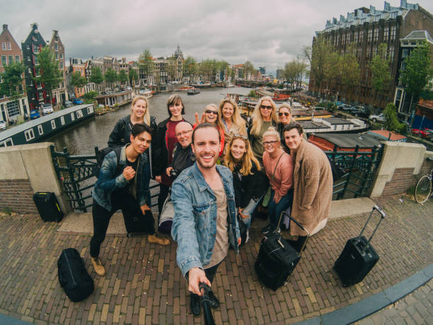 selfie met een groep vrienden op vakantie - zomer nederland stockfoto's en -beelden