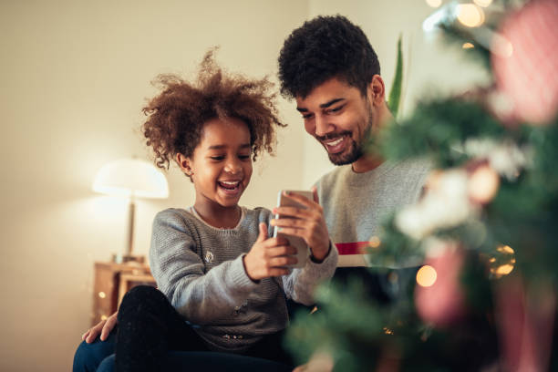 selfie with dad - smartphone christmas imagens e fotografias de stock