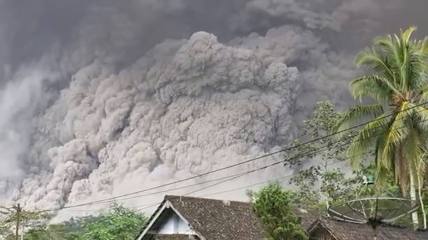 세메루 화산 폭발, 동자바, 인도네시아. - semeru 뉴스 사진 이미지