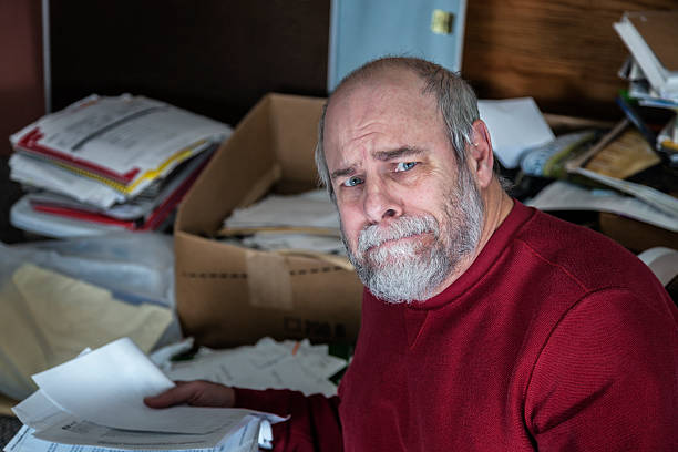 senior adulte homme hoarder au bureau désordonné chambre - note gourmande photos et images de collection