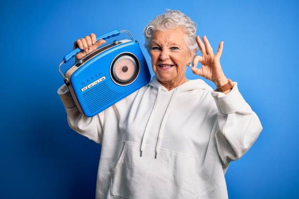 sociedad Ciencias simpatía 895 Old Person Listening To Radio Stock Photos, Pictures & Royalty-Free  Images - iStock