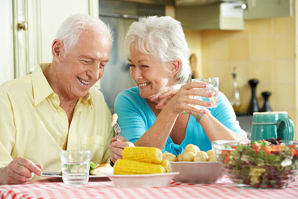 La retraite chez les personnes âgées n'est pas toujours "dorée" ! Senior-couple-eating-meal-together-in-kitchen-picture-id174077344?k=6&m=174077344&s=612x612&w=0&h=4rmCpNEJw1SXc5H8oEzNdU-ofqZhYuXPAtdQCJKh8ms=