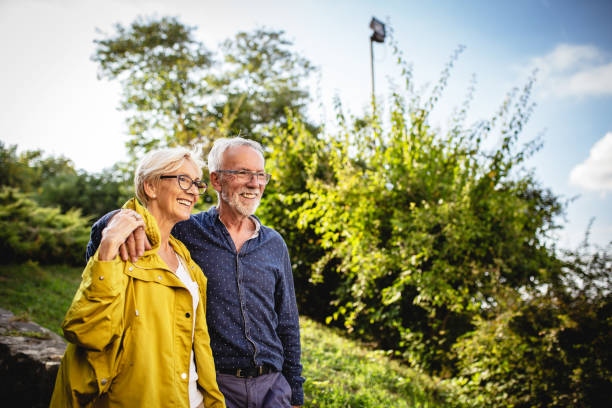 coppia senior che si gode nel parco - fondo pensionistico personale foto e immagini stock