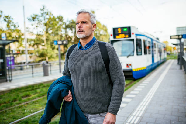 hogere essentiële arbeider in stad - pensioen nederland stockfoto's en -beelden