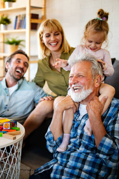 손자와 놀고 가족과 즐거운 시간을 보내는 선임 조부모 - 다세대 가족 뉴스 사진 이미지