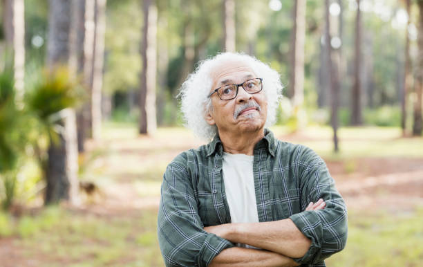 senior hispanic man met wit haar en brillen - star stockfoto's en -beelden