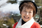 雪を楽しむ年配の日本人女性