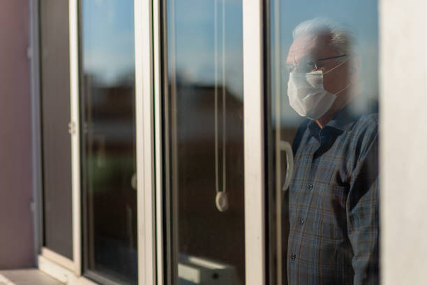 uomo anziano che non può lasciare la casa a causa di un'epidemia - pandemia malattia foto e immagini stock
