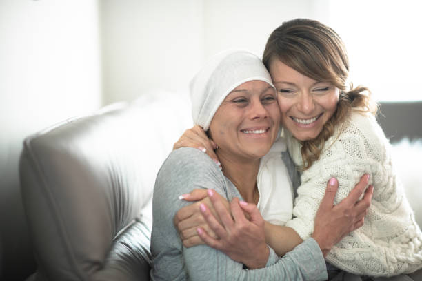 senior mother with cancer spending time with her adult daughter - beleza doentes cancro imagens e fotografias de stock
