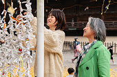 日本のお寺で近道寺を結ぶ先輩女性と成人娘